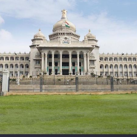 Hotel Savi Inn Bangalore Eksteriør bilde